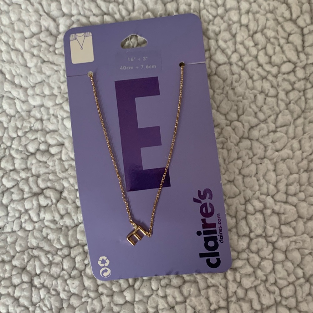 CLAIRES gold E necklace